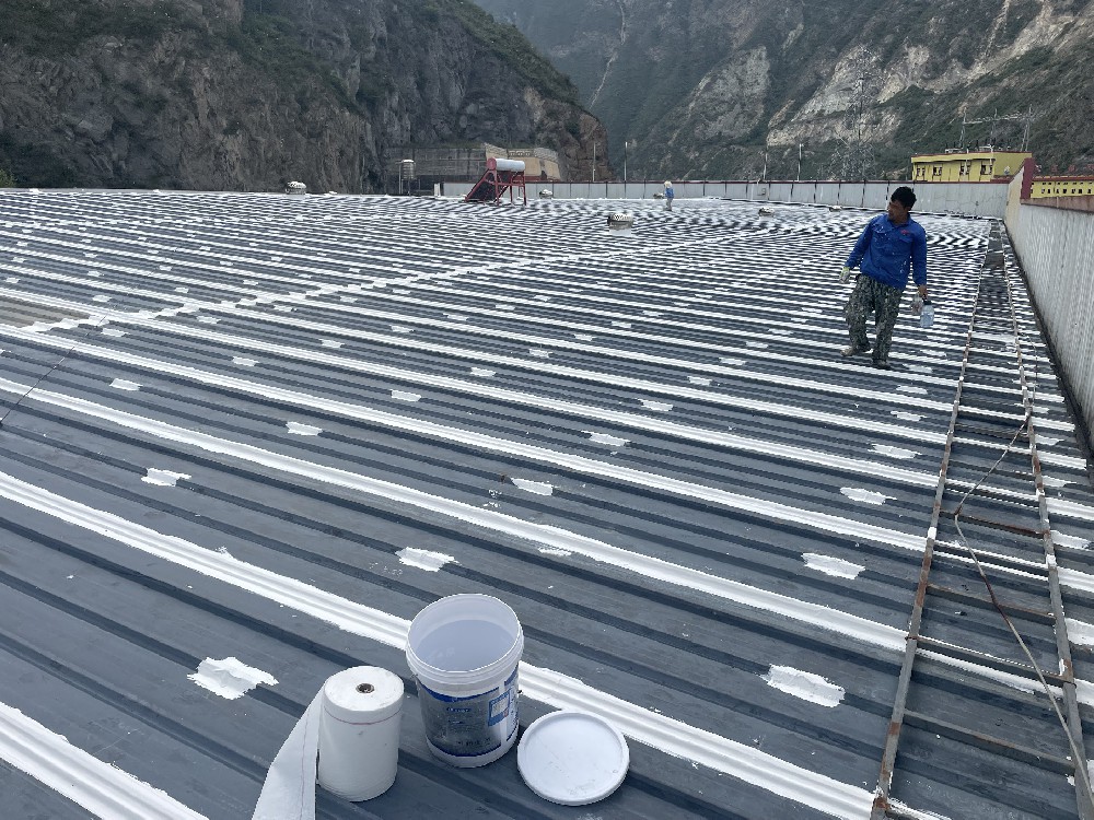 彩鋼屋面漏水怎么辦？采用SYR金屬屋面防水涂料配合專用縫織聚酯布施工處理是一種有效的方式
